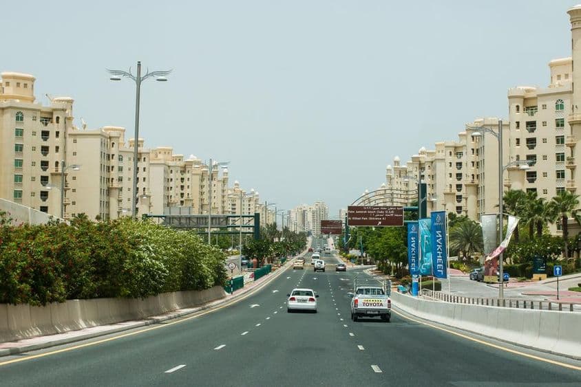 Dopravná situácia v Dubaji mimo špičky.