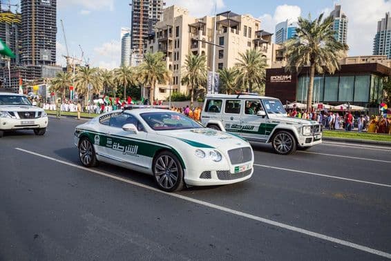 Policajné auto na prehliadke po Mohammed Bin Rashid Boulevard v centre Dubaja.
