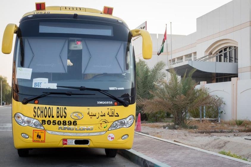 Žltý školský autobus v Abú Dhabí, Spojené arabské emiráty.
