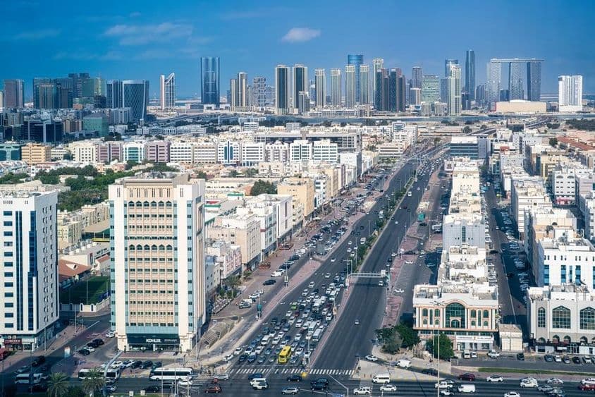 Abú Zabí, doprava na Defence Street a moderné mrakodrapy na ostrove Al Reem.