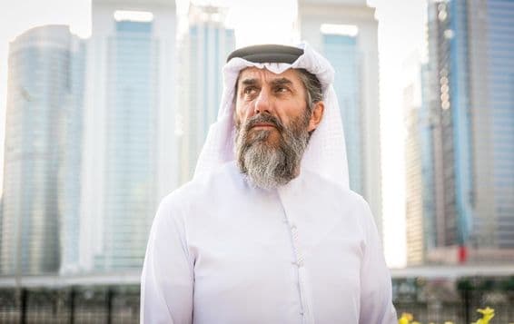 Muž v tradičnej kandore v Dubaji