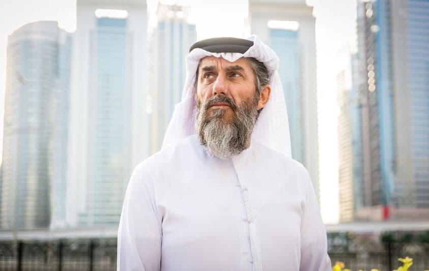 Muž v tradičnej kandore v Dubaji