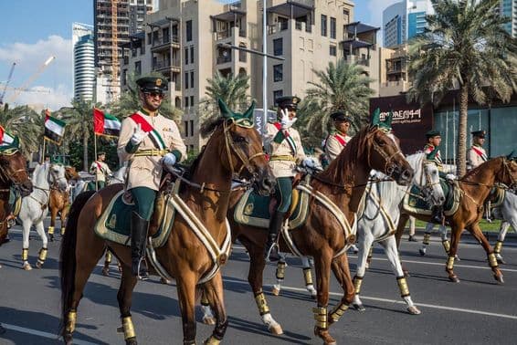 Dubajský sviatočný sprievod na Mohammed Bin Rashid Boulevard.