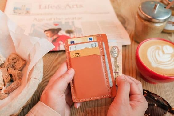 200 dirhamový kožený držiak na karty s kartami z Dubaja, debetnými a kreditnými kartami.