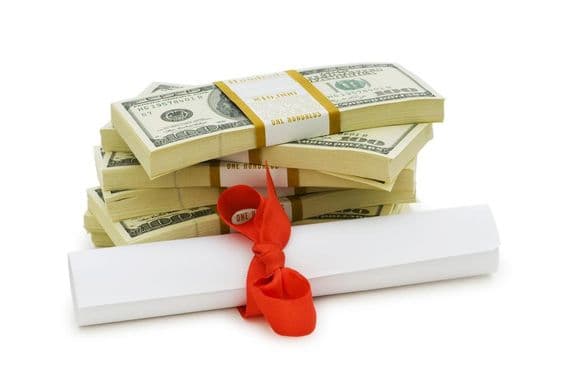 Drahé vzdelanie, dolárové bankovky a diplom.