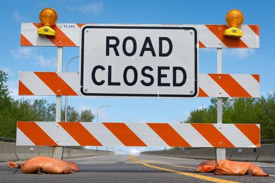 Značka uzavretej cestnej časti.