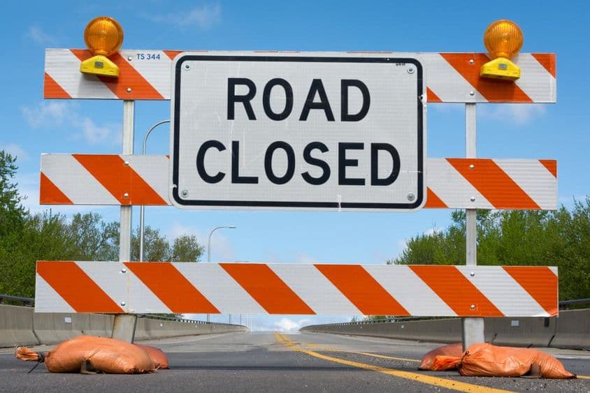 Značka uzavretej cestnej časti.