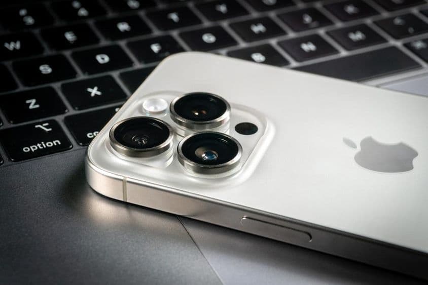 Apple iPhone 15 Pro a Apple Macbook Pro notebook.