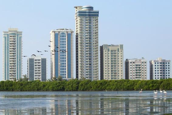 Pohľad na Abjar Tower z jazera Mangrove v Ras Al Khaimah.