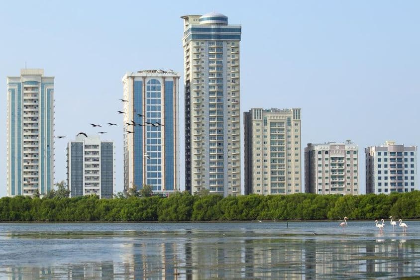 Pohľad na Abjar Tower z jazera Mangrove v Ras Al Khaimah.