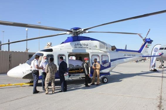 Abú Zabí policajný vrtuľník na leteckej prehliadke v Dubaji 2021 na letisku Dubai World Central.