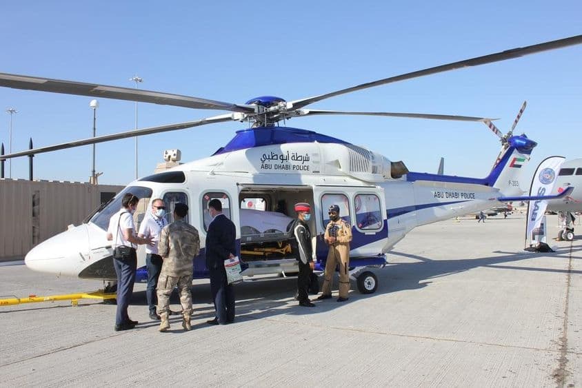 Abú Zabí policajný vrtuľník na leteckej prehliadke v Dubaji 2021 na letisku Dubai World Central.