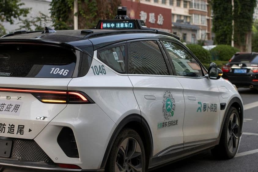 Samo-riadiace elektrické robotaxi od čínskej technologickej spoločnosti Baidu.