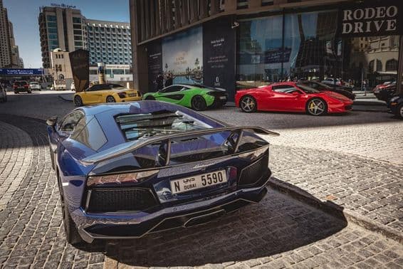 Modrý Lamborghini Aventador k dispozícii na prenájom v Dubaji.