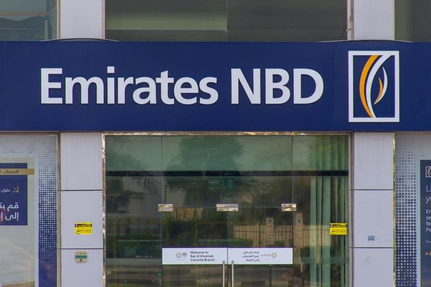 Ras al Khaimah s nápisom banky Emirates NBD.