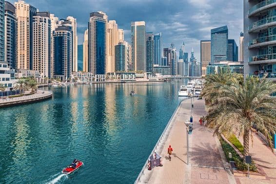 Dubajská štvrť Marina s výškovými mrakodrapmi a komerčnými a rezidenčnými nehnuteľnosťami.