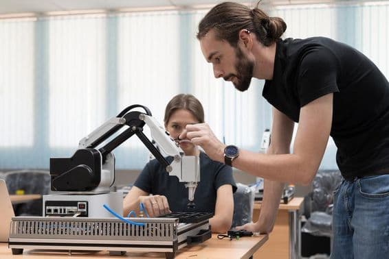 AI robot v laboratóriu s automatizáciou výroby a robotikou.