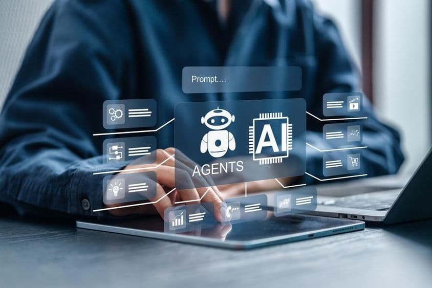 Obchodní profesionáli používajúci AI platformy s AI agentmi.