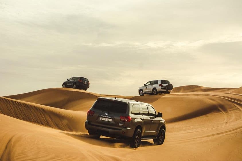 4x4 vozidlá na dunách v púšti Dubaja.