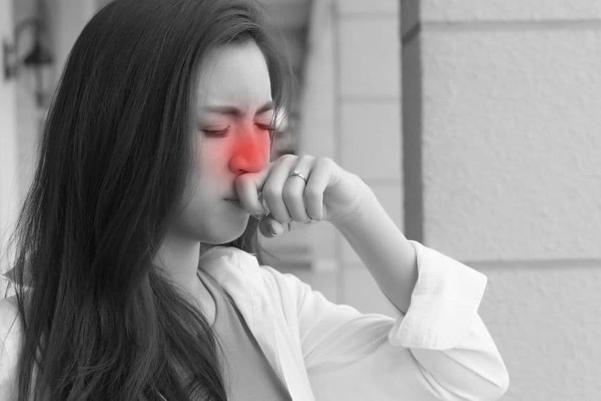 Mladá ázijská žena s chrípou.