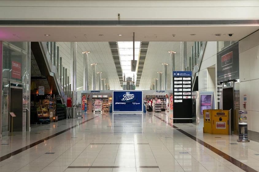 Interiér dubajského medzinárodného letiska.