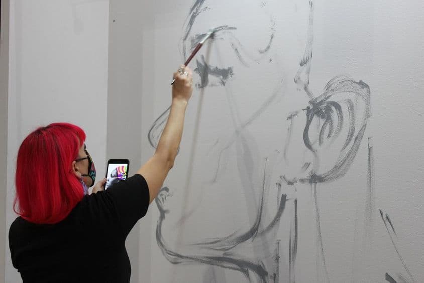 Umelec pracujúci na umeleckom veľtrhu 'World Art Dubai'.