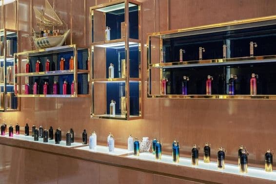 Dubajské nákupné centrum – luxusné parfumy a oleje na výstavnej ploche.