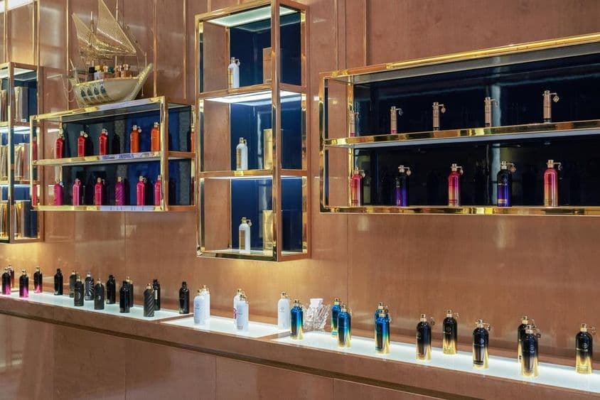 Dubajské nákupné centrum – luxusné parfumy a oleje na výstavnej ploche.