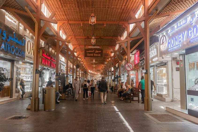 Turisti nakupujú a objavujú dubajský trh so zlatom.