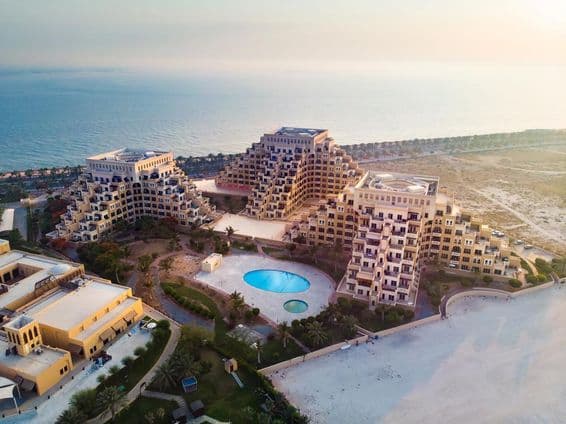 Pláž a pobrežie ostrova Marjan v emiráte Ras al Khaimah.
