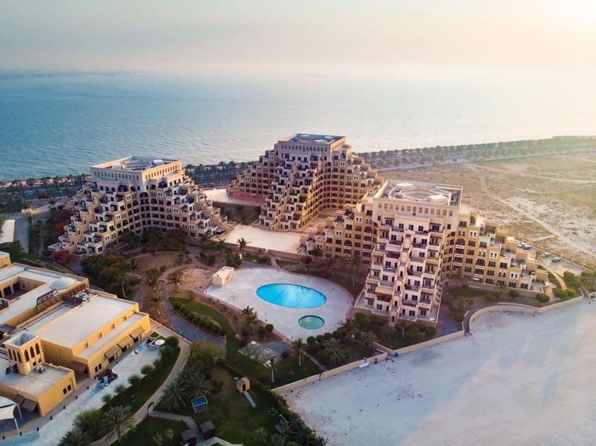 Pláž a pobrežie ostrova Marjan v emiráte Ras al Khaimah.