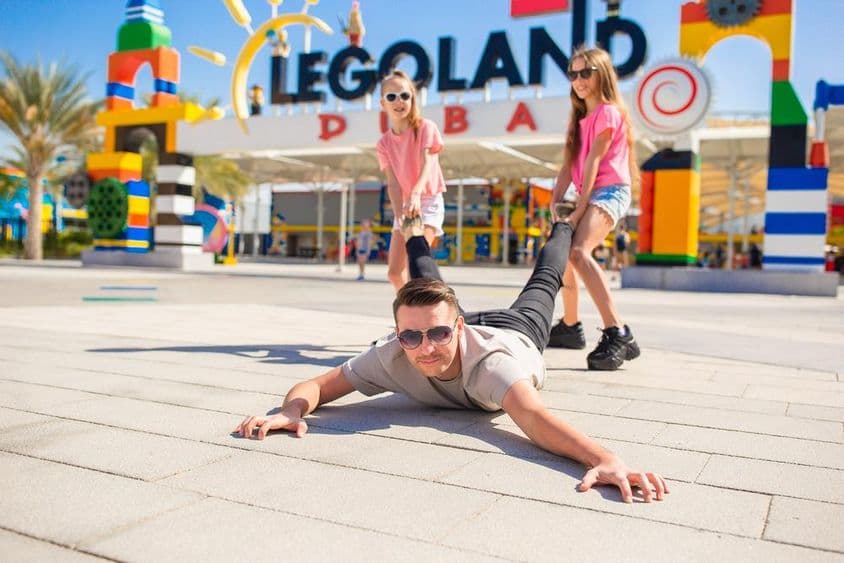 Šťastná rodina s otcom a deťmi v Dubajskom Legolande.