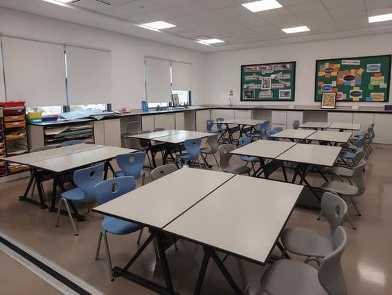 Prázdna trieda s stoličkami a lavicami na univerzite.