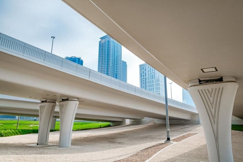 Dubajský nadjazd a mosty na dopravnej križovatke.