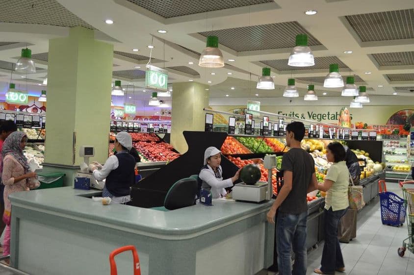 Lulu hypermarket oddelenie čerstvého ovocia v Dubaji.