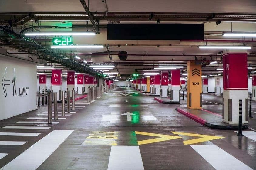 Dubajská priestranná, prázdna, moderná parkovacia garáž.