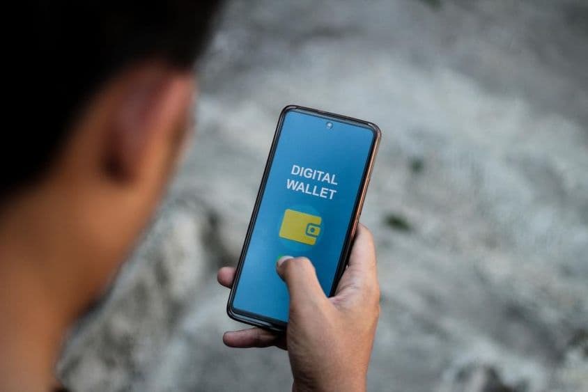 Rozhranie aplikácie digitálnej peňaženky na obrazovke smartfónu.