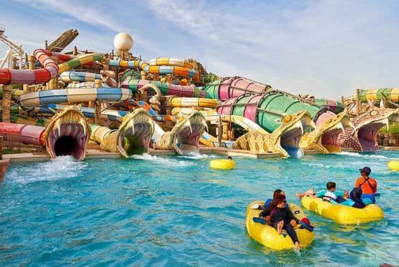 Meandrujúce šmykľavky v aqua parku Yas Waterworld.