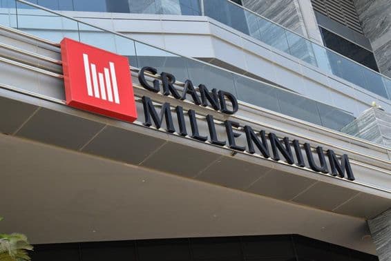 Fasáda hotela Grand Millennium.