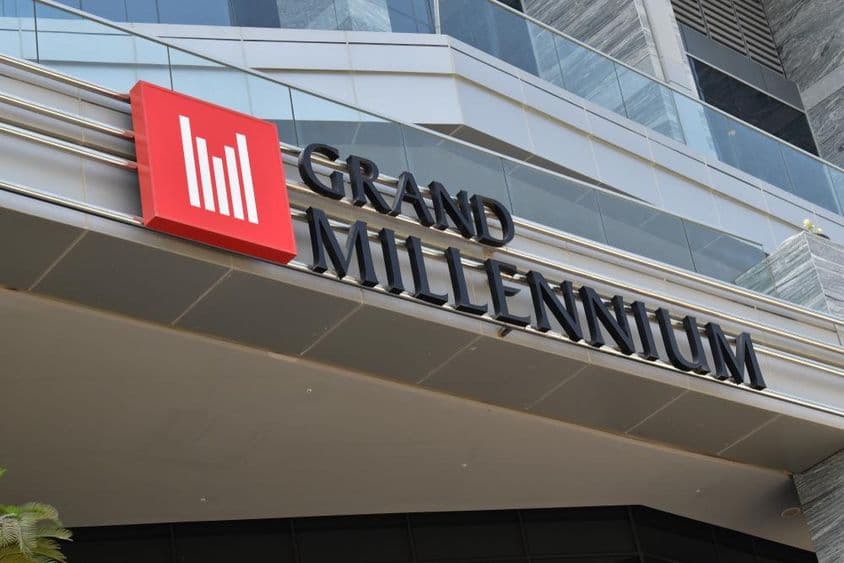 Fasáda hotela Grand Millennium.