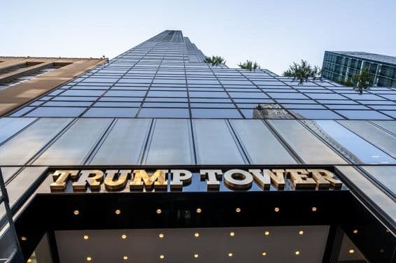 Ikonická fotografia vstupu Trump Tower so zlatým kovovým nápisom.