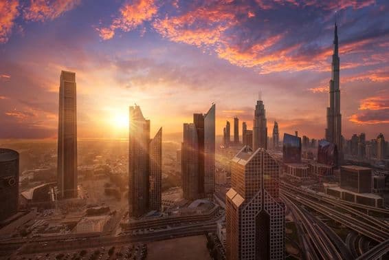 Krásny západ slnka v centre Dubaja.