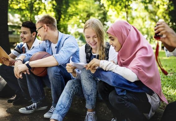 Skupina rôznorodých tínedžerov v Dubaji.