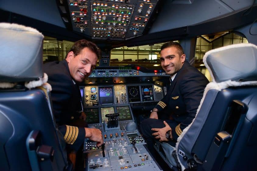 Piloti na Emirates Airbus A380 po pristátí.