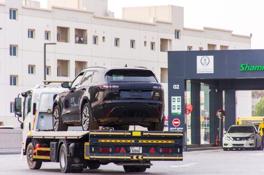 Range Rover na prívesnom vozíku v meste Sharjah.