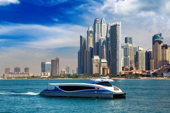 Dubaj Marina v slnečný deň, Spojené arabské emiráty.