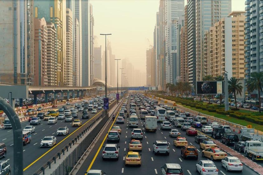 Dopravná zápcha v centre Dubaja medzi mrakodrapmi.