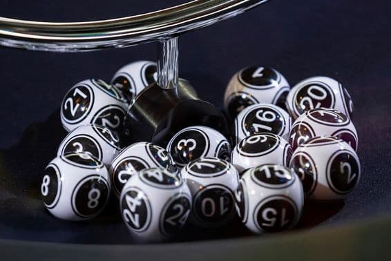 Loto guľky v pohybujúcej sa sfére.