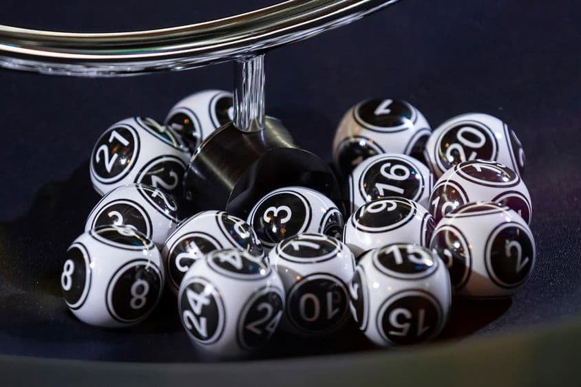 Loto guľky v pohybujúcej sa sfére.