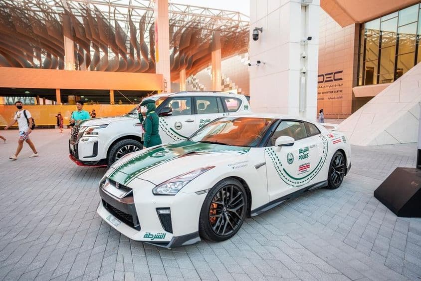 Dubajské policajné autá vystavené na Expo2020.